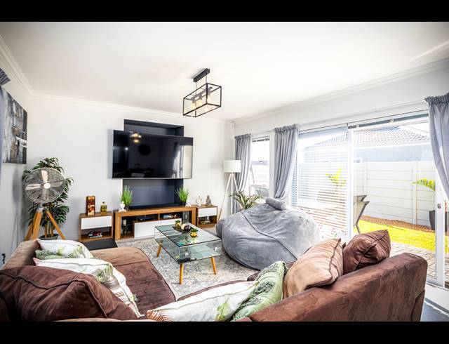 2 BEDROOM FREEHOLD SOLD IN SUNNINGDALE